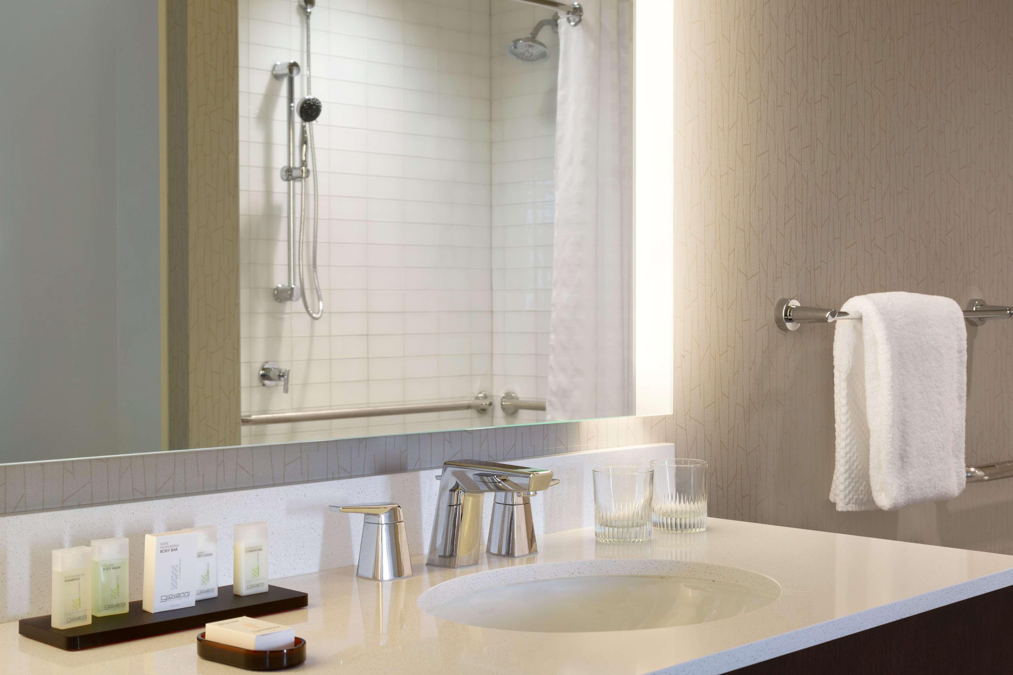 Embassy Suites By Hilton The Woodlands Eksteriør bilde